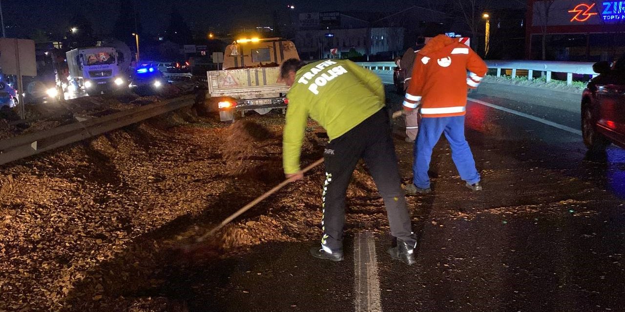 Polis eline aldığı fırçayla yola dökülen talaşları temizledi