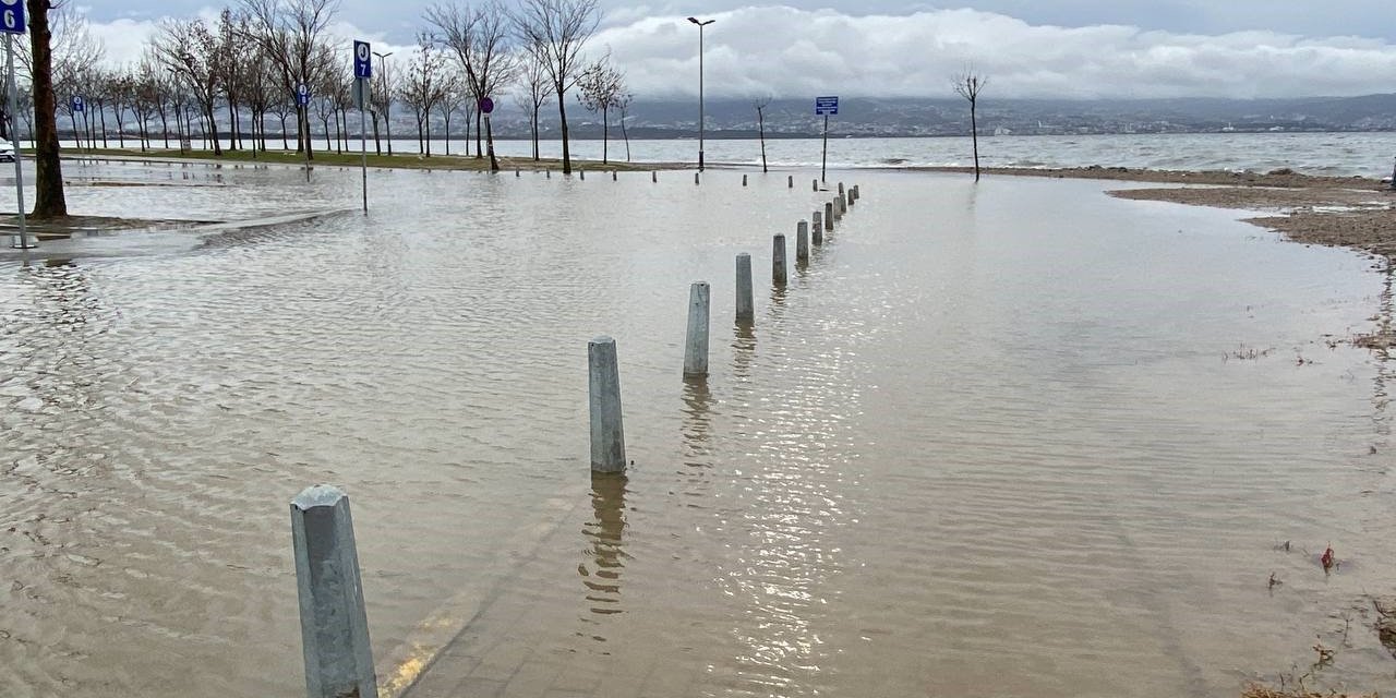 İzmit'te deniz taştı, sahil bandı suyla doldu