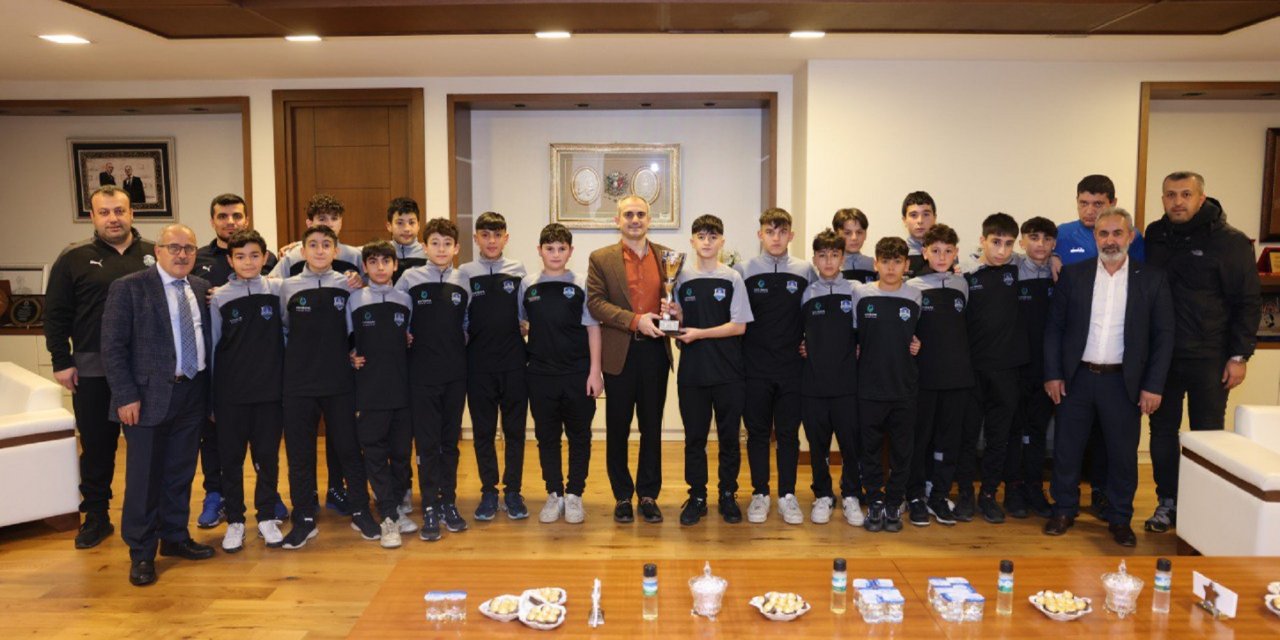 Çiftçi, şampiyon futbolcuları ağırladı