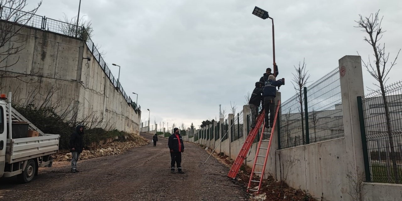 Bağlantı yolu güneş enerjisi ile aydınlatılıyor