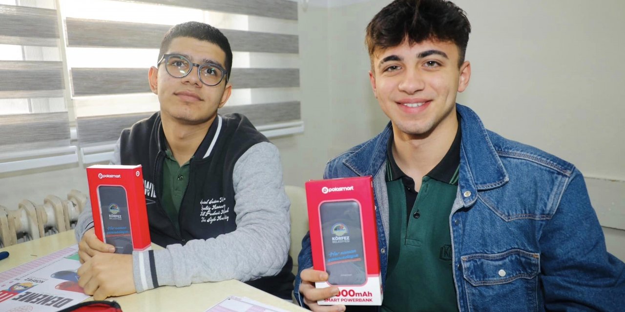 2 bin 398 öğrenciye  powerbank hediye edildi