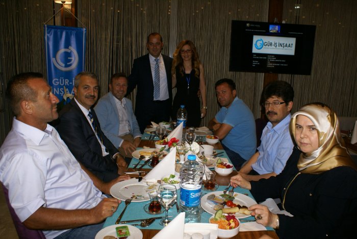 Dostları ile iftarda buluştu