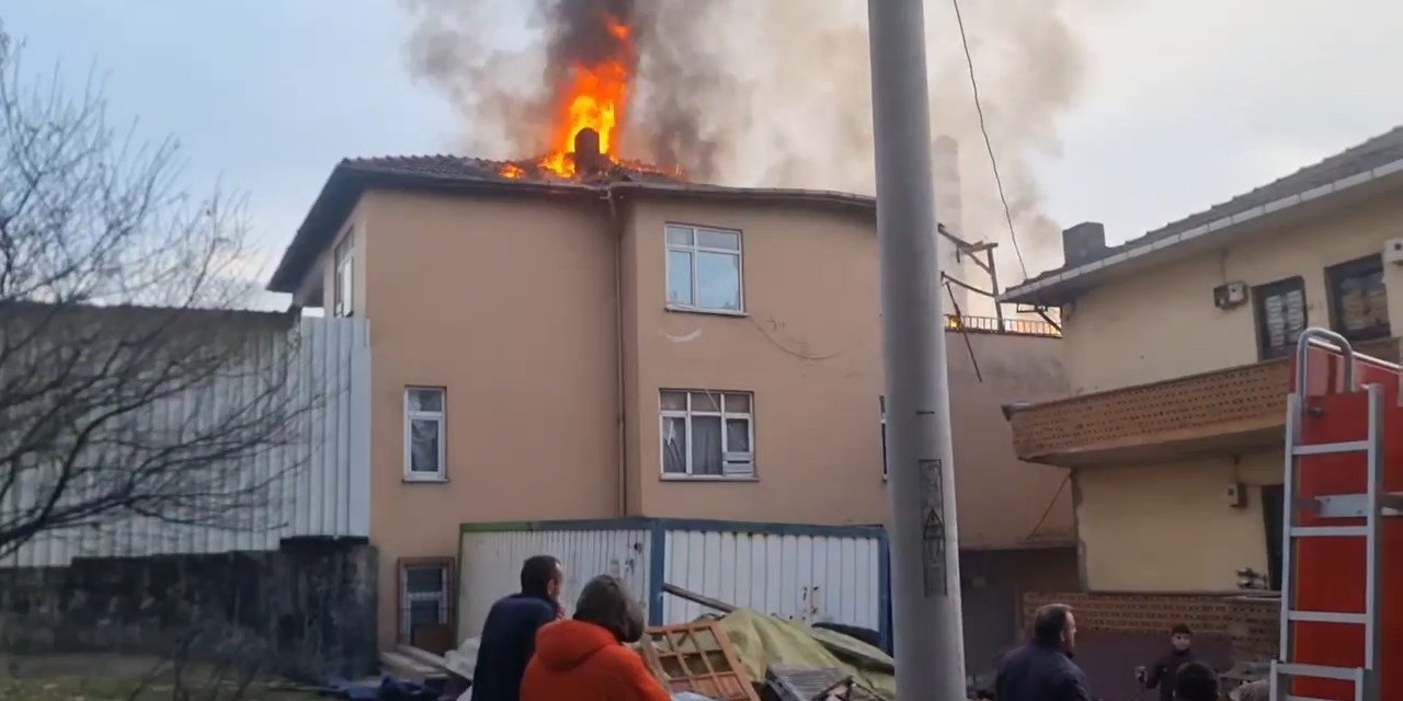 Binanın çatı katı alev alev yandı