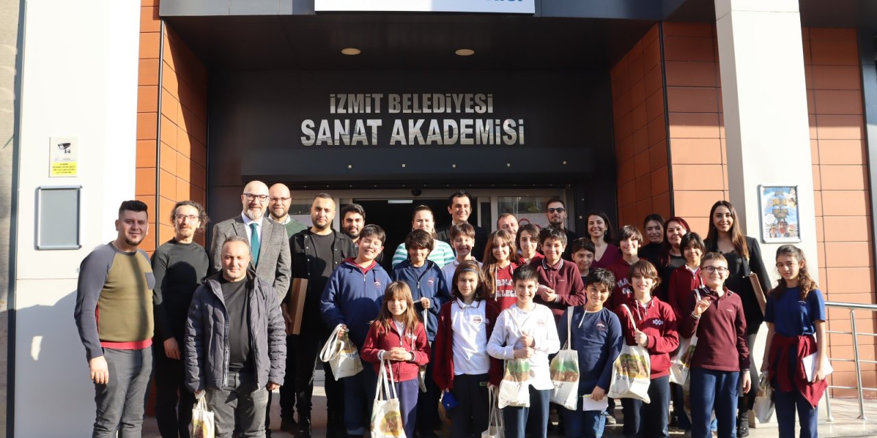 İzmit Belediyesi çocukları sanatla buluşturuyor