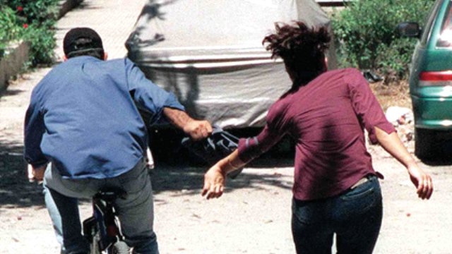 Sokak ortasında gasp edildi