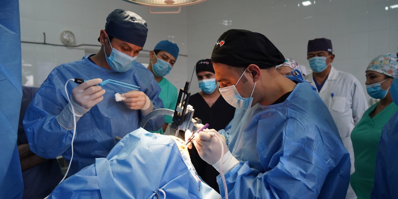 Özbekistan’ın ilk beyin pili ameliyatına Türk doktorlar imza attı