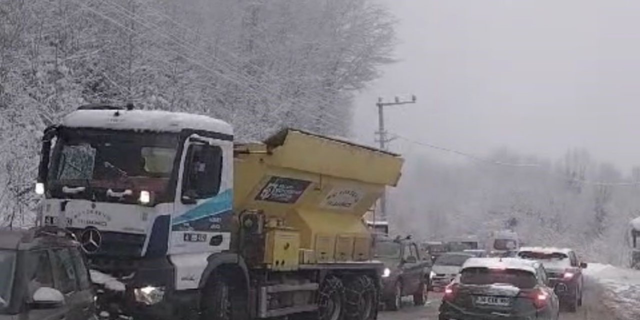 Kartepe’ye akın eden kayakseverler uzun araç kuyrukları oluşturdu