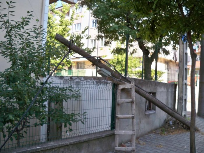 Çürük direk sonunda devrildi