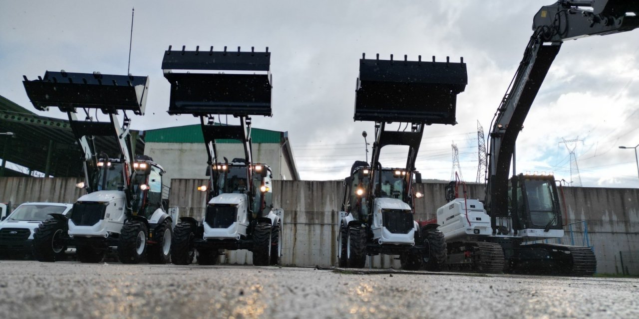 İzmit Belediyesi, 4 yeni iş makinesini vatandaşlara kazandırdı