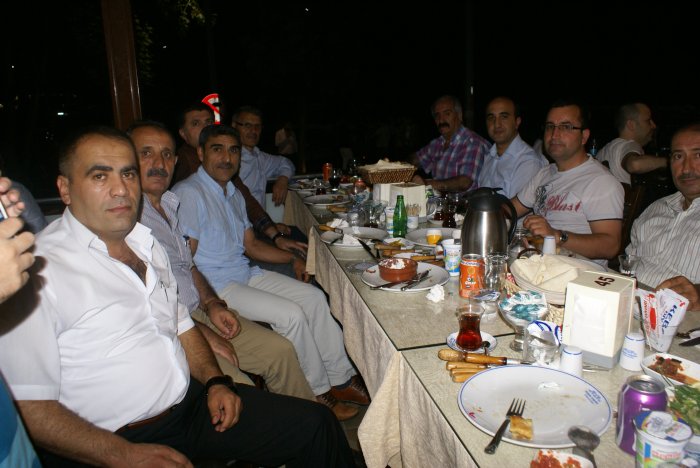 İsmail Altay dostlarını iftarda ağırladı