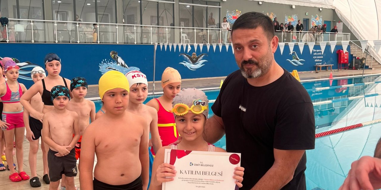 Yüzme öğrenen çocuklar sertifikalarını aldı