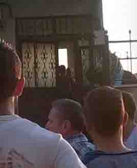 Eşini cep telefonuyla dövdü!