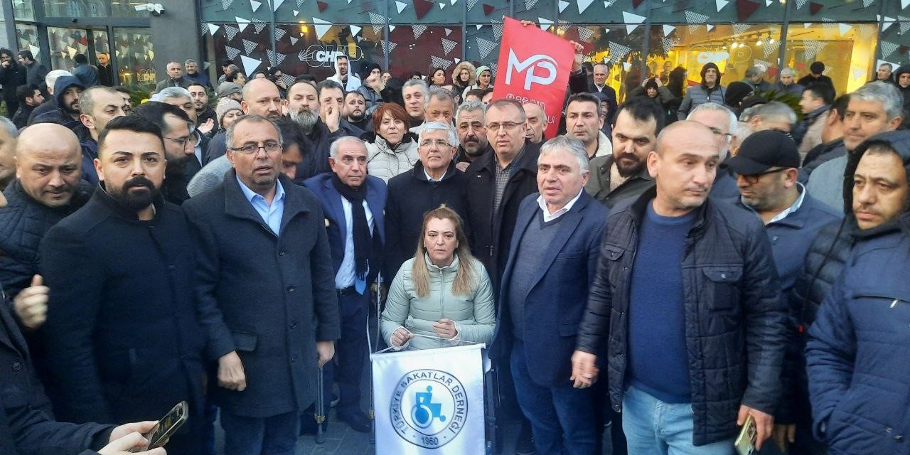 CHP'lilerden İstanbul İl Başkanlığı önünde protesto