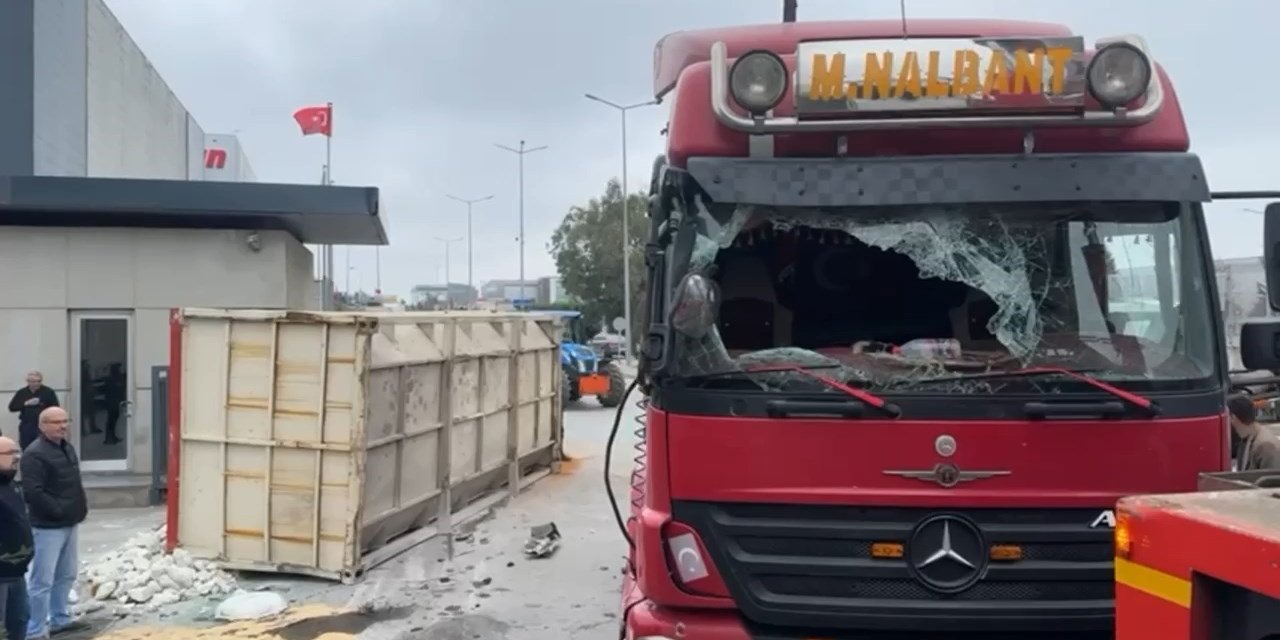 Hafriyat kamyonu devrildi: 3 yaralı