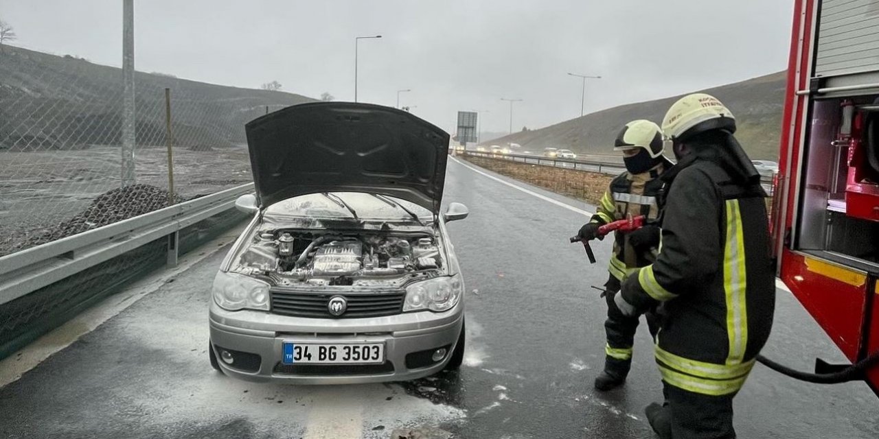 Seyir halindeyken yanan otomobili itfaiye söndürdü