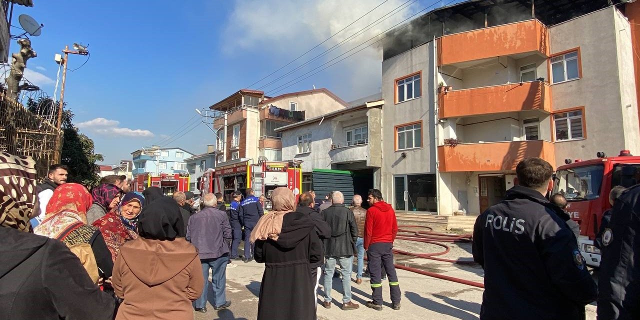 Yangın mahalleliyi sokağa döktü