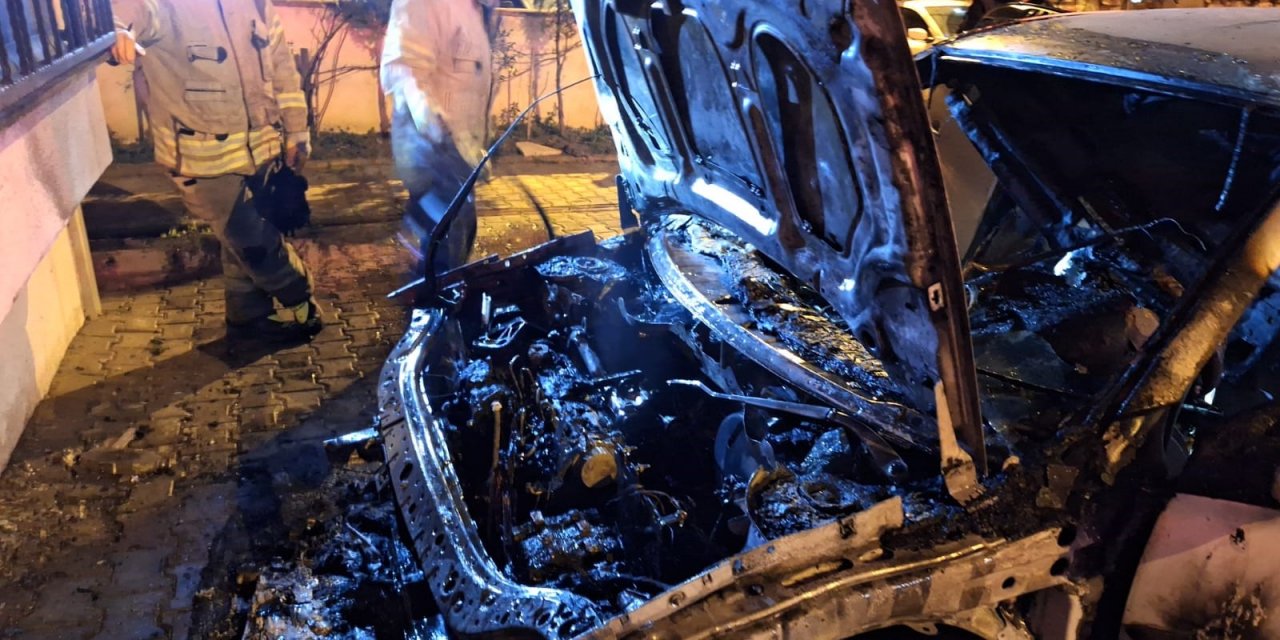 Kartal'da park halindeki araç alev alev yandı