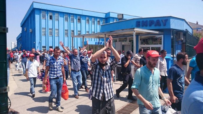 Polisten işçilere yaka-paça gözaltı!