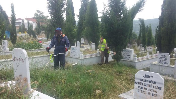 Dilovası’nda mezarlıklara bakım!