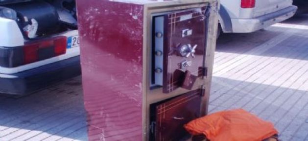 Hırsızlar çelik kasayı götürdü!