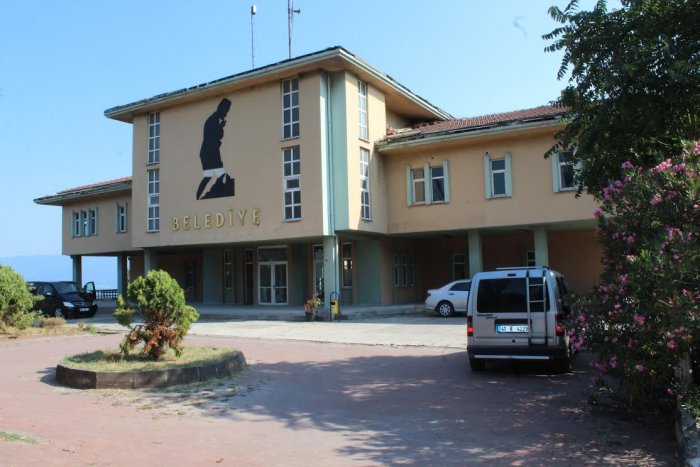 Çürüyen belediye binasını inceledi