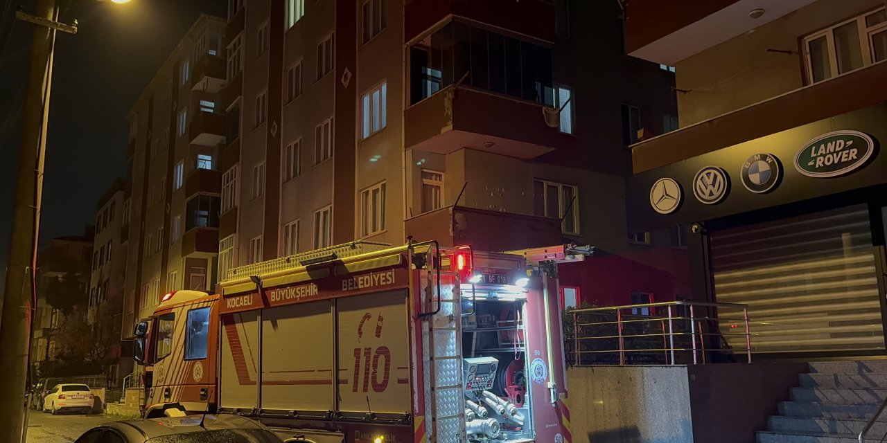 7 katlı apartmanda yangın: Daire alevlere teslim oldu