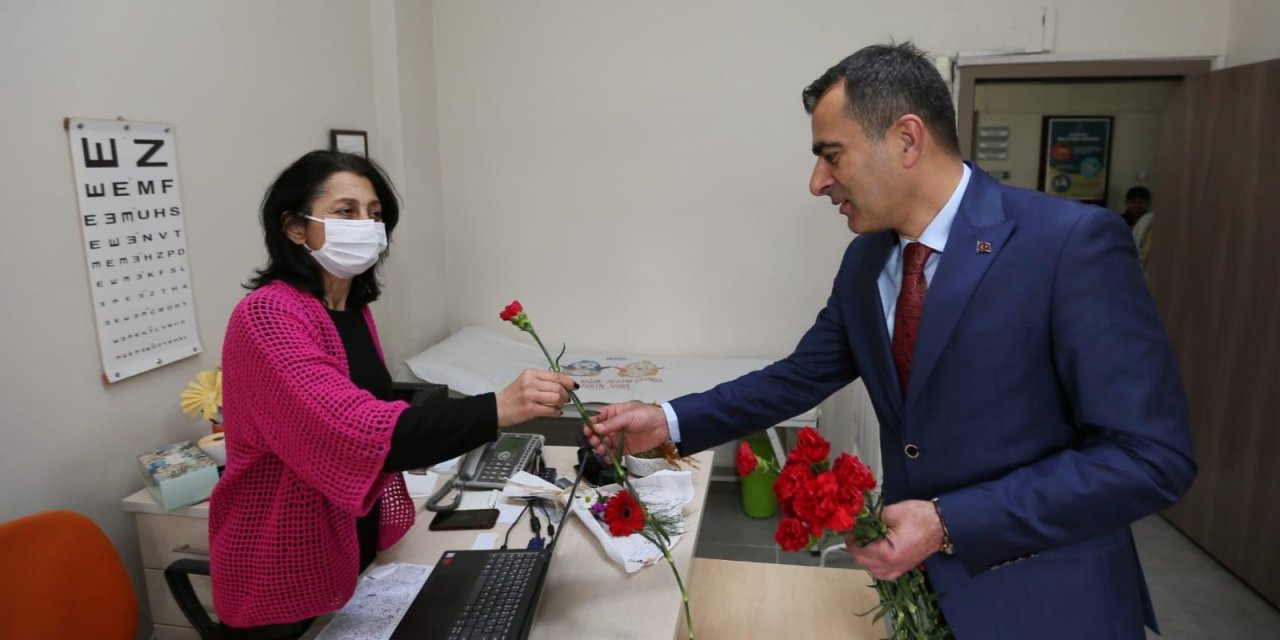 AK PARTİ KOCAELİ’DEN: Sağlık çalışanlarına 50 bin adet çiçek