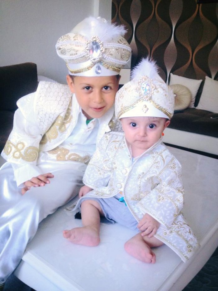 Kerim Bülbül çocuklarını sünnet ettiriyor