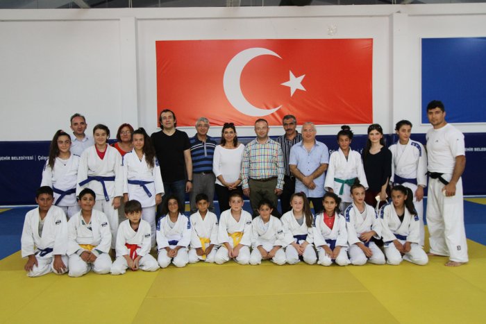 Satranç Federasyonu Başkanı Tülin Kağıtspor’u Ziyaret Etti