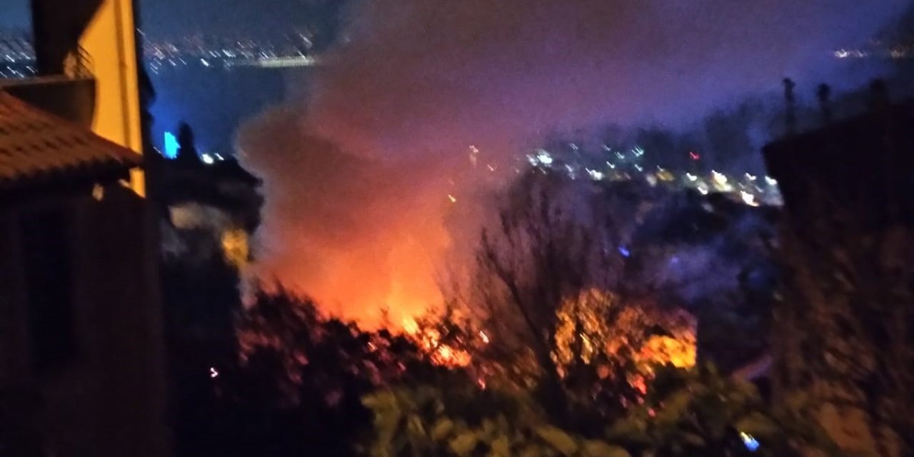 Kocaeli'de metruk ev alev alev yandı