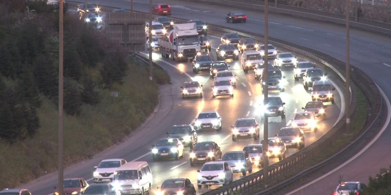 Kocaeli geçişinde bayram trafiği yoğunluğu