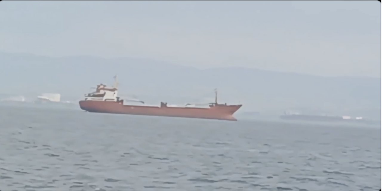 Körfez’e demirleyen gemiler denizi kirletiyor!