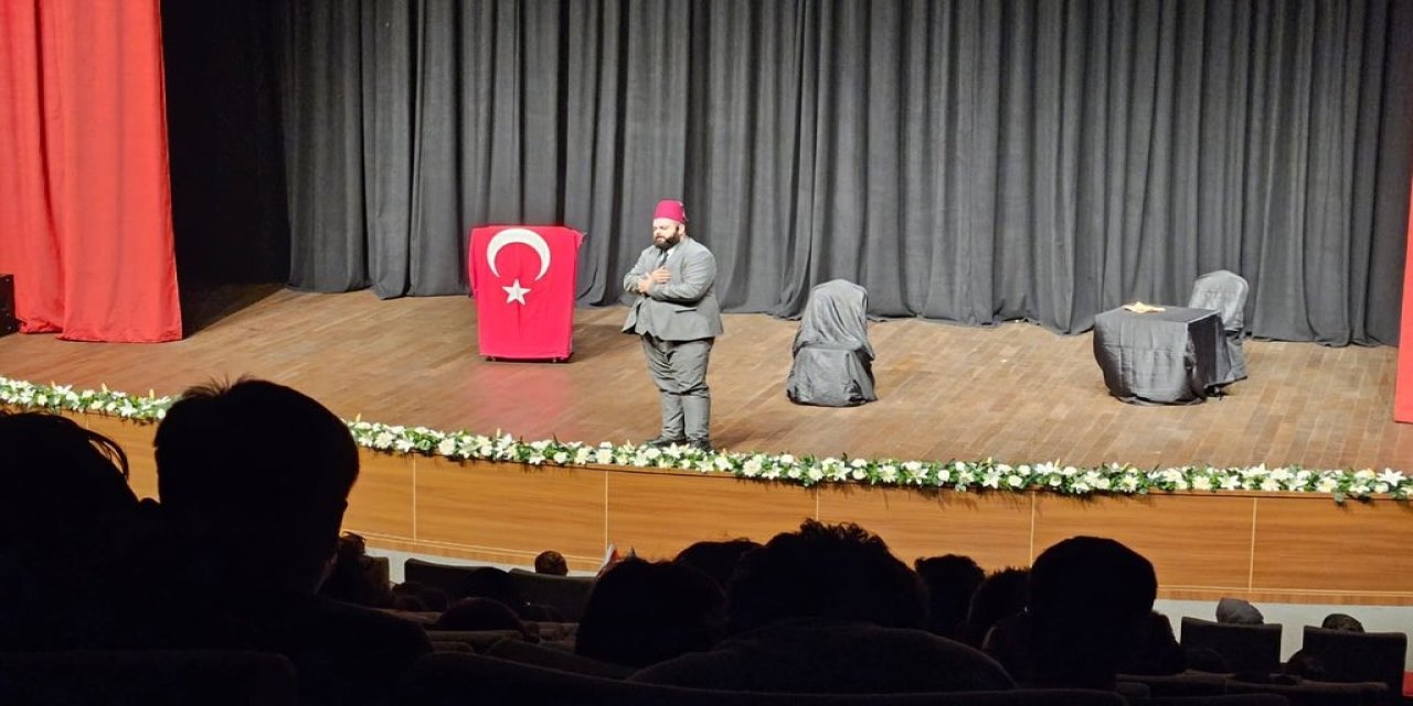 İstiklal şairinin halka seslenişi sahnede anlatıldı