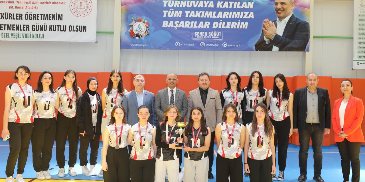 Gençler 19 Mayıs'ı voleybol turnuvası ile kutladı