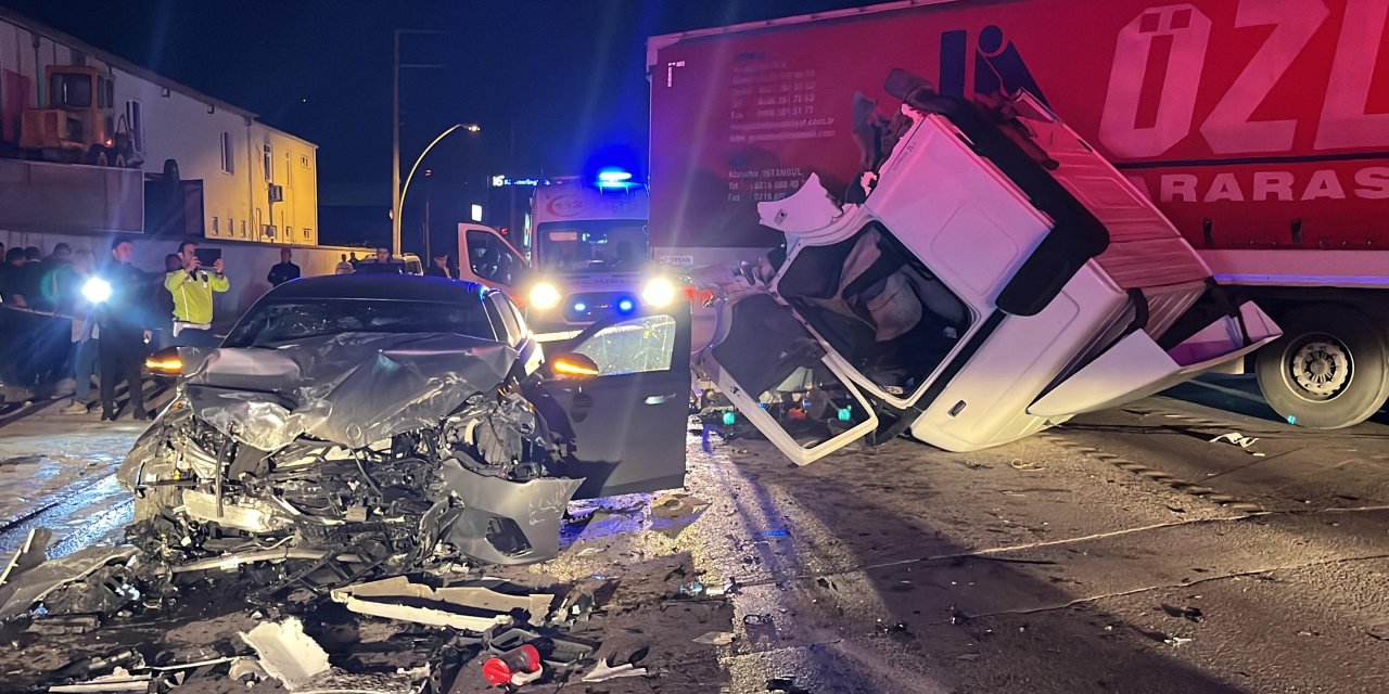 Feci kaza, tırın kabini koptu: 1'i ağır, 6 yaralı