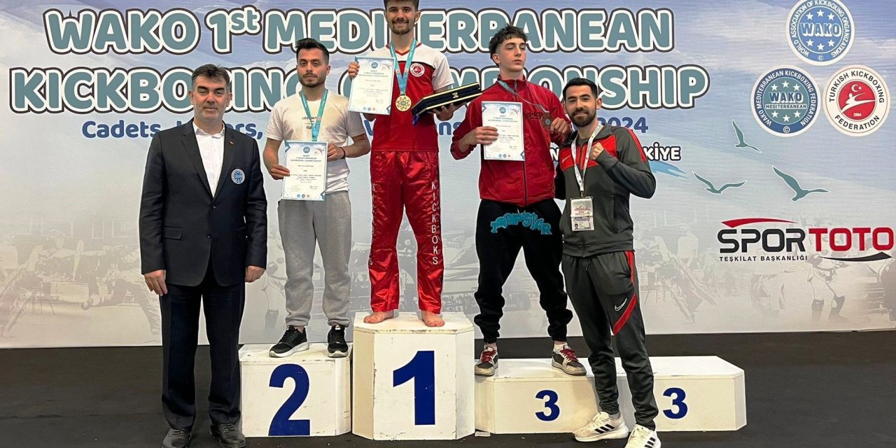 Burak, 1. Akdeniz Kick Boks Şampiyonu oldu