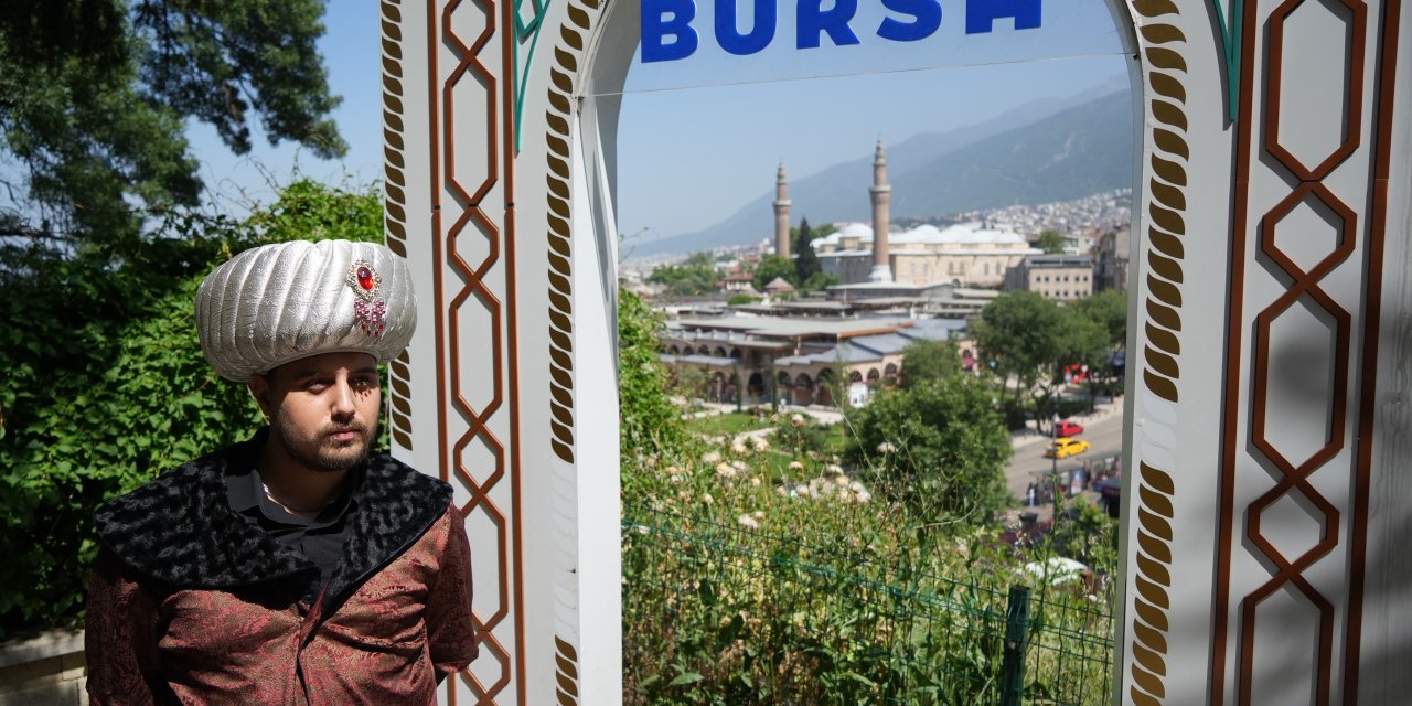 Padişah kostümüyle sokak sokak gezip sikke dağıttı