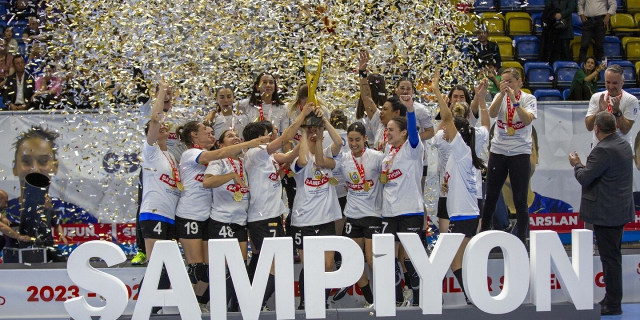 Hentbol Kadınlar Süper Ligi'nde Armada Praxis Yalıkavak şampiyon oldu