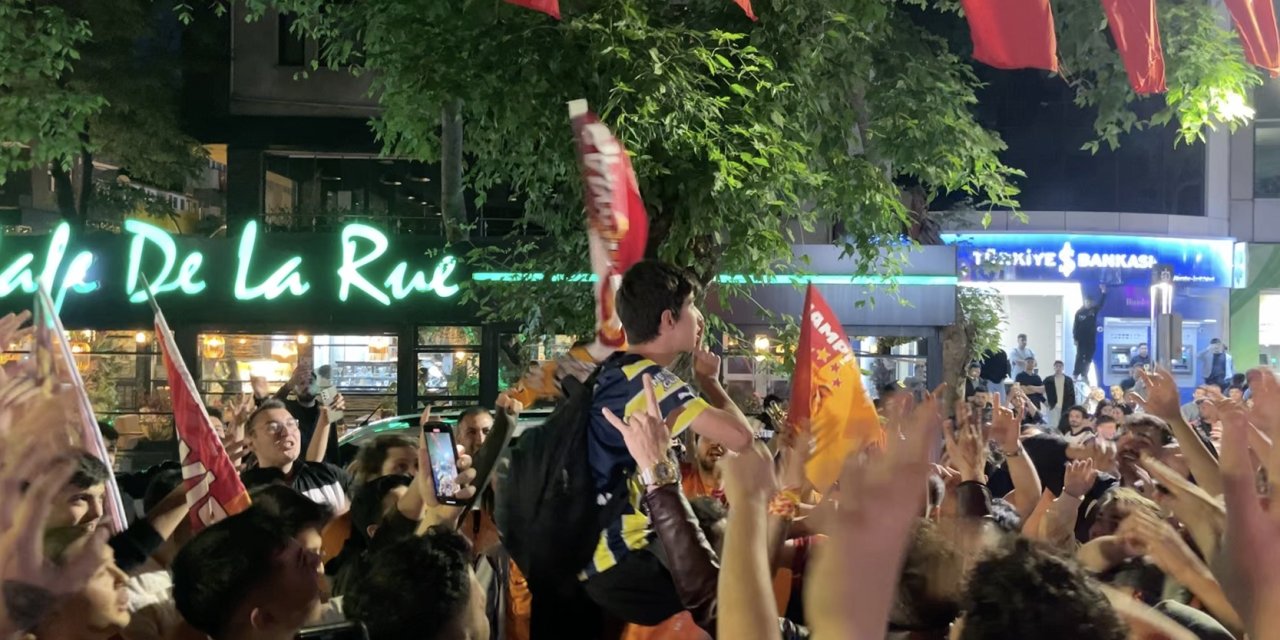 Galatasaray taraftarı Fenerbahçe taraftarını omuzlara aldı