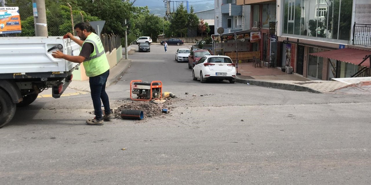 Yol çalışması yapan işçiye araç çarptı