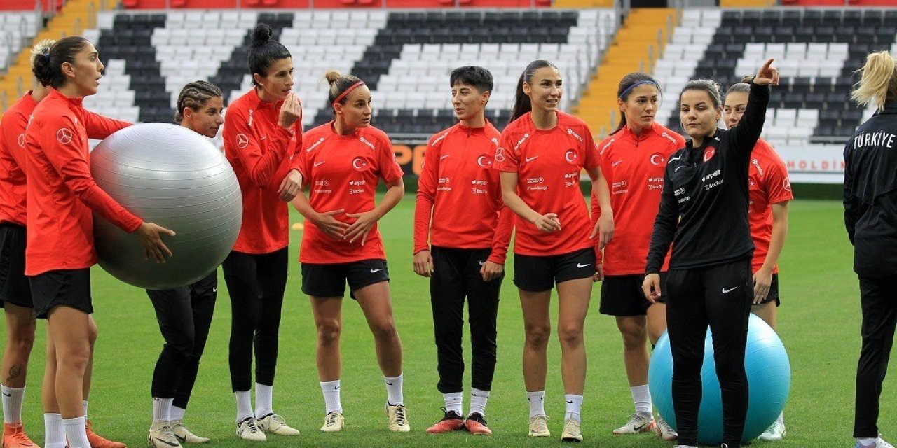 29 yaşında A Milli Kadın Futbol Takımına yardımcı antrenör oldu