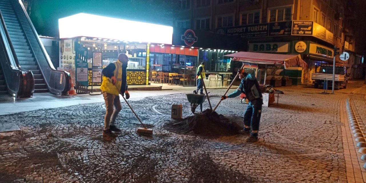 Yol Bakım Timi gece geç saatlerde de yollarda