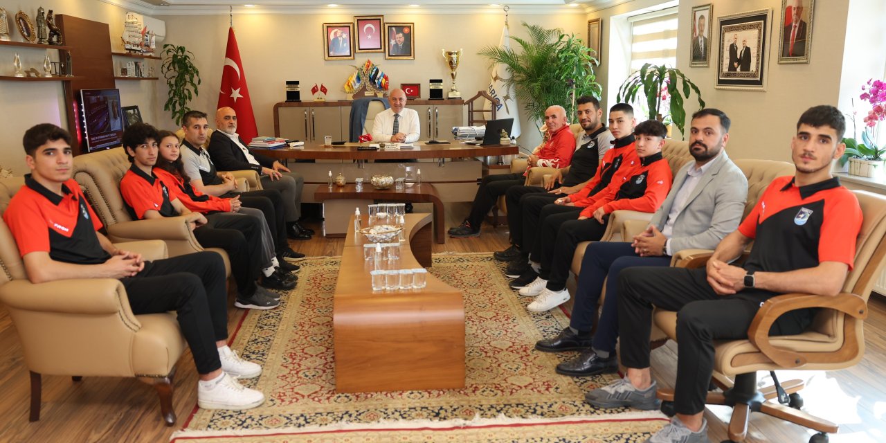 Darıcalı sporcular Bıyık'la bir arada