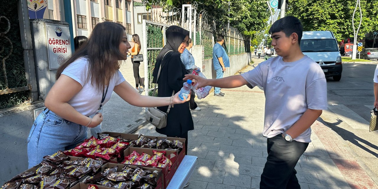 İzmit Belediyesi'nden öğrenci ve velilere ikram