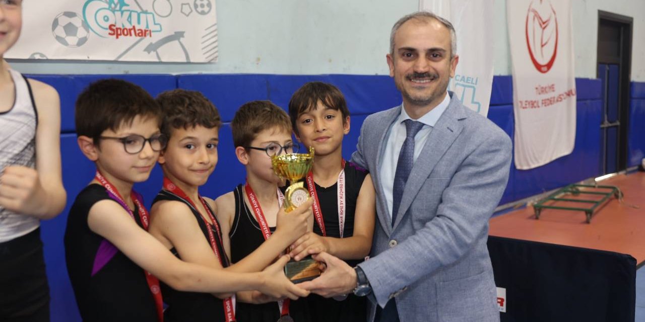 Minik jimnastikçilerden bir bronz bir gümüş
