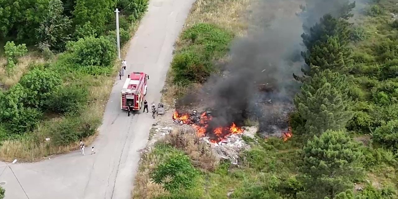 Yol kenarına bırakılan atıklar yangın çıkardı