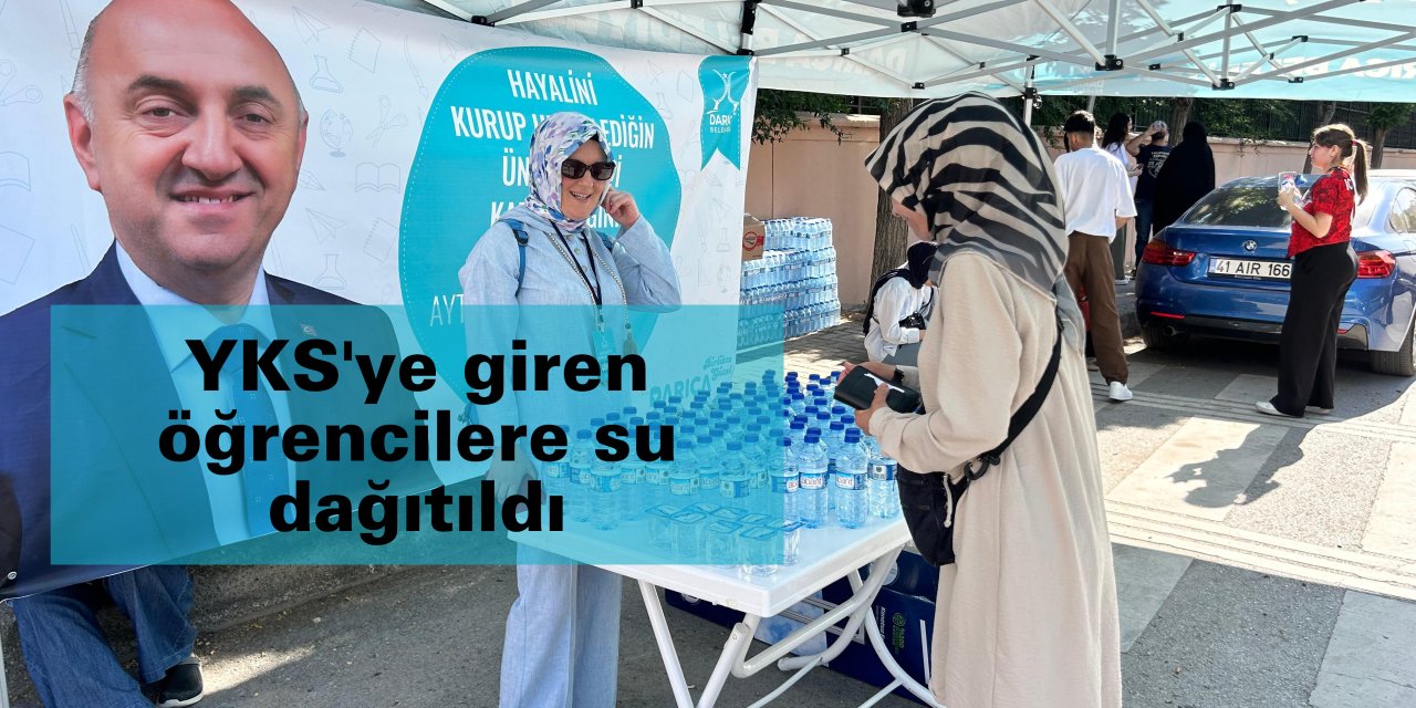 YKS'ye giren öğrencilere su dağıtıldı