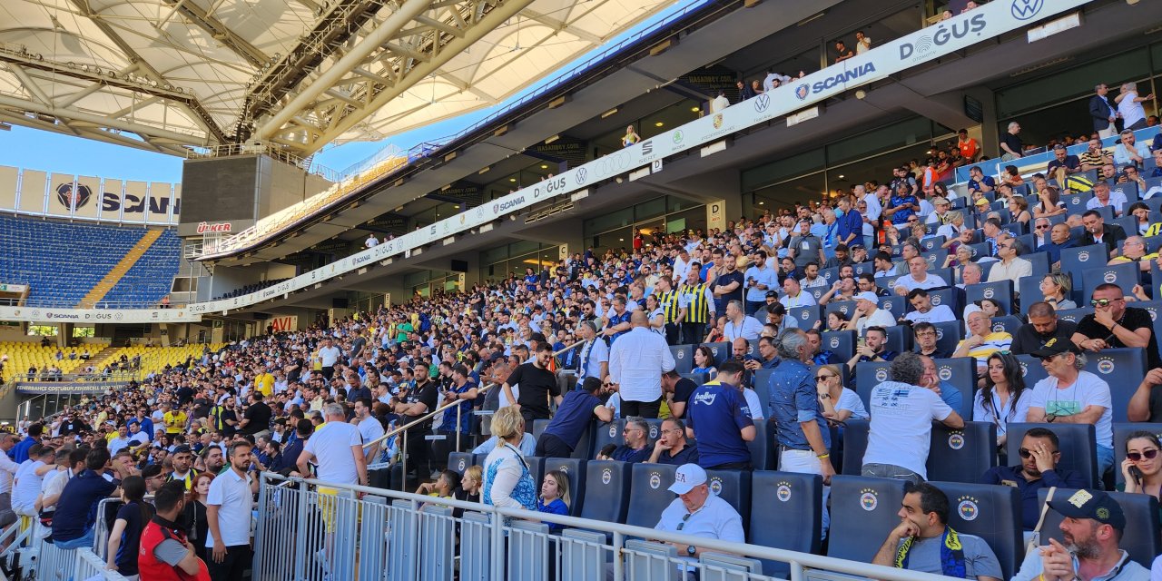 Taraftarlar seçim sonucunu tezahüratlarla bekledi