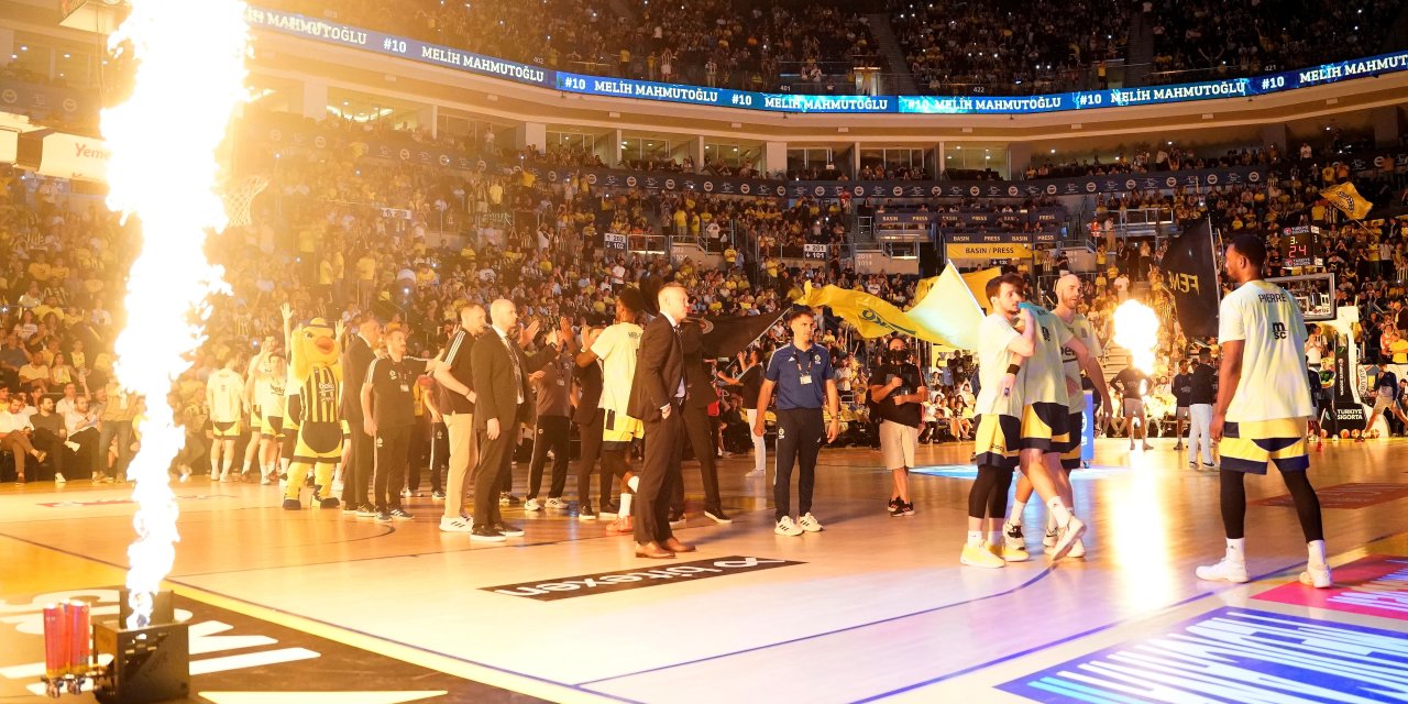 A. Efes, final serisinde durumu 2-1'e getirdi