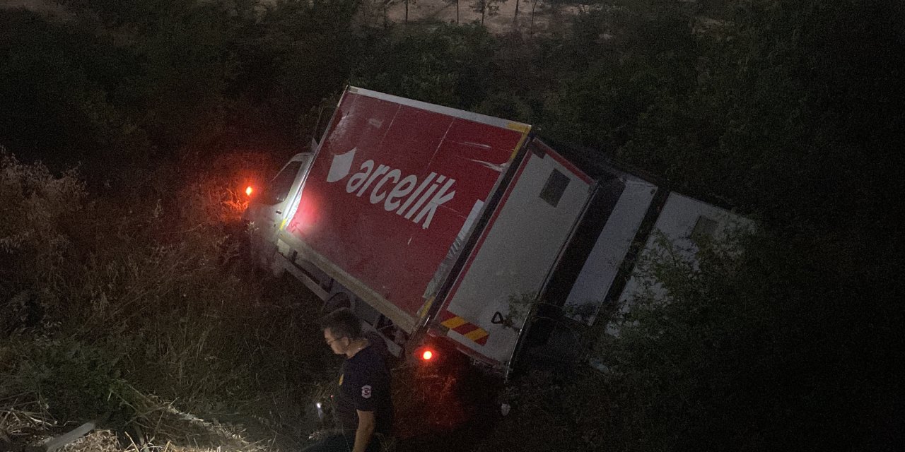 Freni boşalan Arçelik kamyoneti uçurumdan uçtu